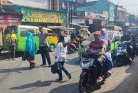 Strong Point Polsek Wanaraja Polres Garut Bantu Aktivitas Masyarakat di Pagi Hari