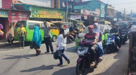 Strong Point Polsek Wanaraja Polres Garut Bantu Aktivitas Masyarakat di Pagi Hari