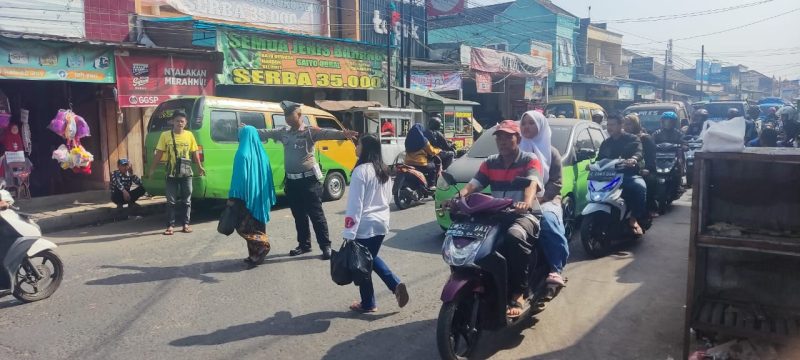 Strong Point Polsek Wanaraja Polres Garut Bantu Aktivitas Masyarakat di Pagi Hari