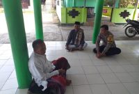 Bhabinkamtibmas Polsek Telukjambe Timur Polres Karawang Tunaikan Sholat Zuhur di Masjid Jami Al Hikmah