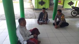 Bhabinkamtibmas Polsek Telukjambe Timur Polres Karawang Tunaikan Sholat Zuhur di Masjid Jami Al Hikmah