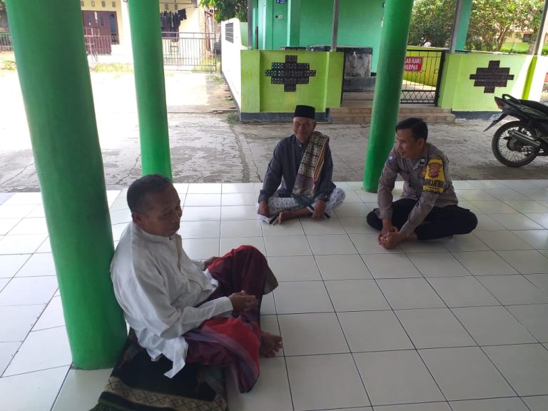 Bhabinkamtibmas Polsek Telukjambe Timur Polres Karawang Tunaikan Sholat Zuhur di Masjid Jami Al Hikmah