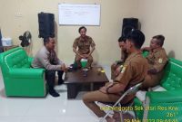 Bhabinkamtibmas Polsek Jatisari Polres Karawang Giat Ngawangkong Bersama di Desa Balonggandu 