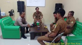 Bhabinkamtibmas Polsek Jatisari Polres Karawang Giat Ngawangkong Bersama di Desa Balonggandu 