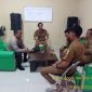Bhabinkamtibmas Polsek Jatisari Polres Karawang Giat Ngawangkong Bersama di Desa Balonggandu 