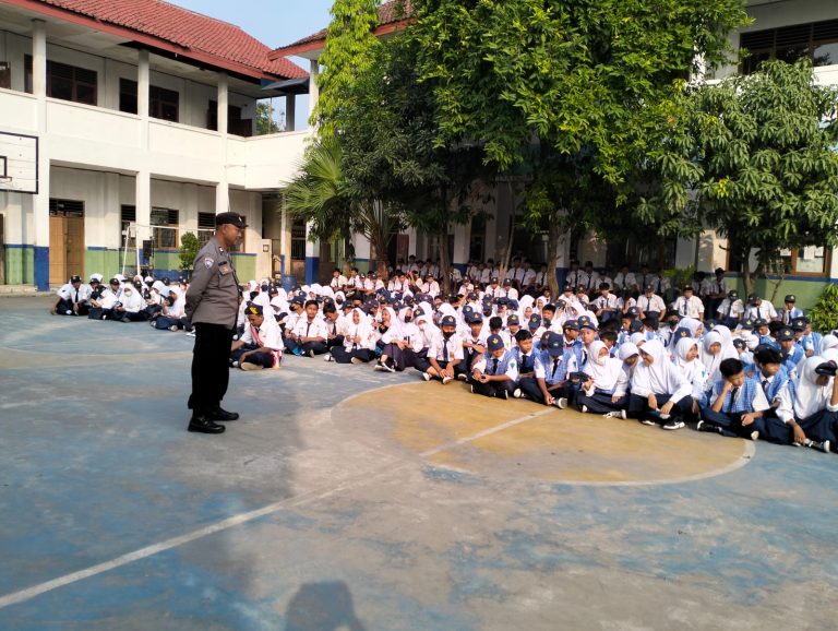 Antisipasi Tawuran Antar Pelajar Polsek Klari Polres Karawang Berikan Binluh Kepada Siswa SMP N 4 Klari 