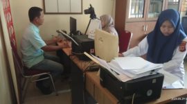 Anggota Unit Intelkam Polsek Klari Berikan Pelayanan Prima Ke Masyarakat Yang Membuat SKCK