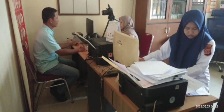 Anggota Unit Intelkam Polsek Klari Berikan Pelayanan Prima Ke Masyarakat Yang Membuat SKCK