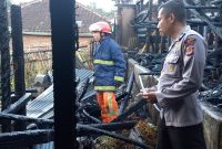 Polsek Bayongbong Polres Garut Cek TKP Kebakaran Kandang Sapi