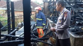 Polsek Bayongbong Polres Garut Cek TKP Kebakaran Kandang Sapi