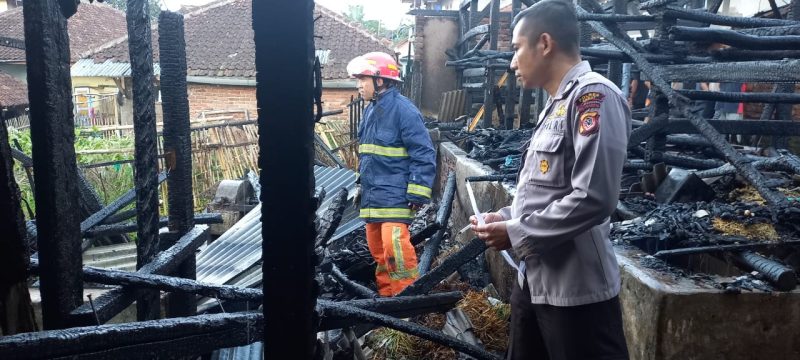 Polsek Bayongbong Polres Garut Cek TKP Kebakaran Kandang Sapi