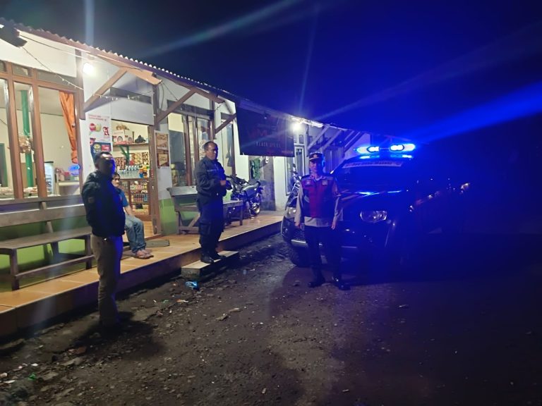 Cegah Tindak Pidana Polsek Cihurip Polres Garut Laksanakan Patroli Malam