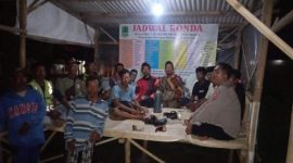 Anggota Polsek Pakisjaya Polres Karawang Ngobrol Dengan Warga Poskamling Desa Tanjungpakis 