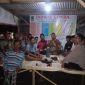 Anggota Polsek Pakisjaya Polres Karawang Ngobrol Dengan Warga Poskamling Desa Tanjungpakis 