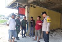 Sinergitas Bhabin Caket Desa Rengasdengklok Selatan Dan Babinsa TNI Saat Melaksanakan Sambang Kepada Warga Binaannya