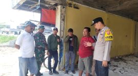 Sinergitas Bhabin Caket Desa Rengasdengklok Selatan Dan Babinsa TNI Saat Melaksanakan Sambang Kepada Warga Binaannya