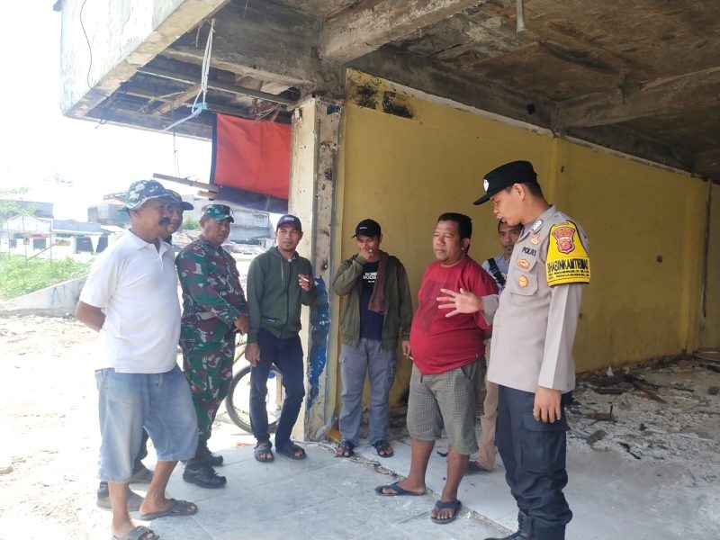 Sinergitas Bhabin Caket Desa Rengasdengklok Selatan Dan Babinsa TNI Saat Melaksanakan Sambang Kepada Warga Binaannya