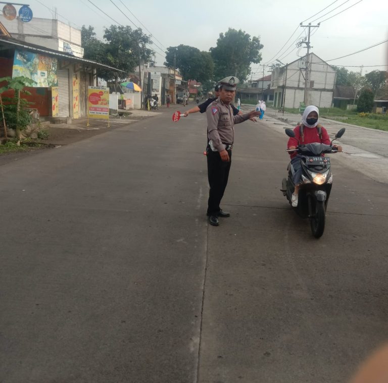 Kanit Lantas Polsek Leuwigoong Polres Garut Giat Rawan Pagi di SP3 SKJ