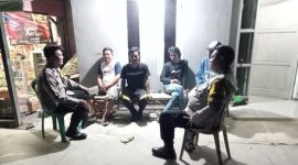 Duo Polisi Caket Polsek Batujaya Polres Karawang Nongkrong di Poskamling