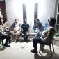Duo Polisi Caket Polsek Batujaya Polres Karawang Nongkrong di Poskamling