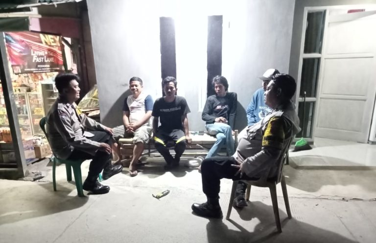 Duo Polisi Caket Polsek Batujaya Polres Karawang Nongkrong di Poskamling