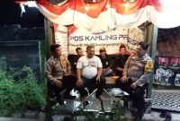 Cara Ngawangkong Bhabinkamtibmas Polsek Batujaya Polres Karawang Saat di Poskamling 