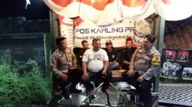 Cara Ngawangkong Bhabinkamtibmas Polsek Batujaya Polres Karawang Saat di Poskamling 