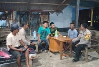 Dua Personil Bhabinkamtibmas Polsek Tempuran Polres Karawang Berdialog Dengan Warga Mengenai Kamtibmas