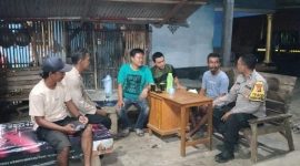 Dua Personil Bhabinkamtibmas Polsek Tempuran Polres Karawang Berdialog Dengan Warga Mengenai Kamtibmas