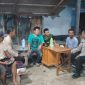 Dua Personil Bhabinkamtibmas Polsek Tempuran Polres Karawang Berdialog Dengan Warga Mengenai Kamtibmas