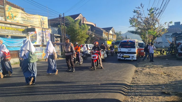 Pelayanan Pagi Polsek Kadungora Polres Garut Gatur di SMP dan SMK Muhammadiyah 