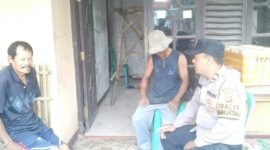 Bhabinkamtibmas Polsek Pakisjaya Polres Karawang Berikan Layanan Informasi Kepada Masyarakat Desa Telukbuyung 