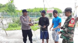 Bhabinkamtibmas Polsek Cibuaya Polres Karawang Bersnergitas Dengan Babinsa Melaksanakan Patroli Dialogis  