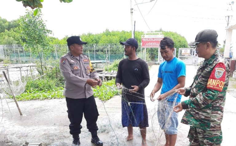 Bhabinkamtibmas Polsek Cibuaya Polres Karawang Bersnergitas Dengan Babinsa Melaksanakan Patroli Dialogis  
