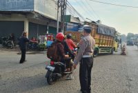 Kanit Lantas Polsek Karawang Kota Laksanakan Gatur Arulin di Pasar Beras Johar Karawang 