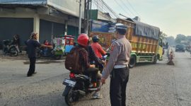 Kanit Lantas Polsek Karawang Kota Laksanakan Gatur Arulin di Pasar Beras Johar Karawang 