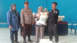 Polsek Cikajang Polres Garut Pengamanan Penyaluran Beras di Desa Cikajang