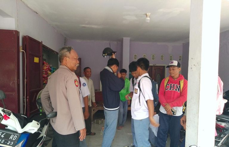 Cegah Tawuran Pelajar Personil Polsek Tirtajaya Polres Karawang Berikan Arahan Kepada Anak-anak Sekolah 