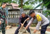 Bhabinkamtibmas Polsek Purwasari Polres Karawang Bantu Pembangunan Saluran Air