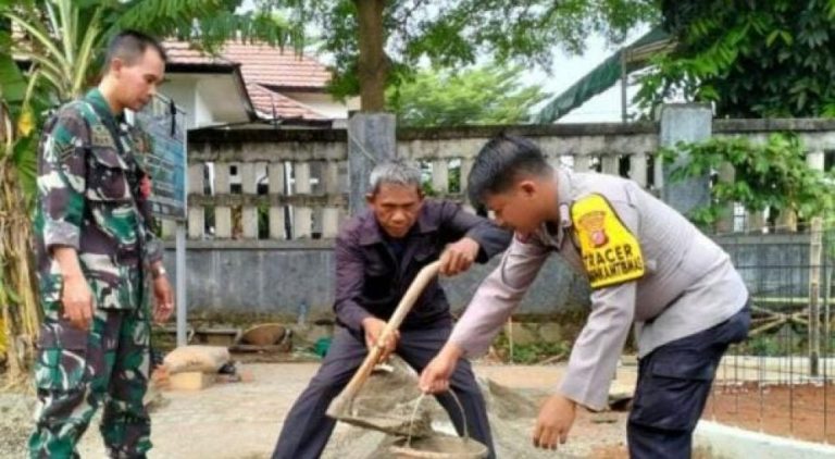 Bhabinkamtibmas Polsek Purwasari Polres Karawang Bantu Pembangunan Saluran Air
