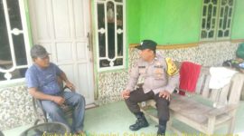 Pak Bhhabin Polsek Pakisjaya Polres Karawang Sambang Dialogis Dengan Warga Desa Telukbuyung 