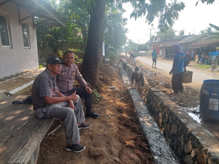 Giat Bhabinkamtibmas Polsek Tempuran Polres Karawang Sambangi Kepala Desa Cikuntul