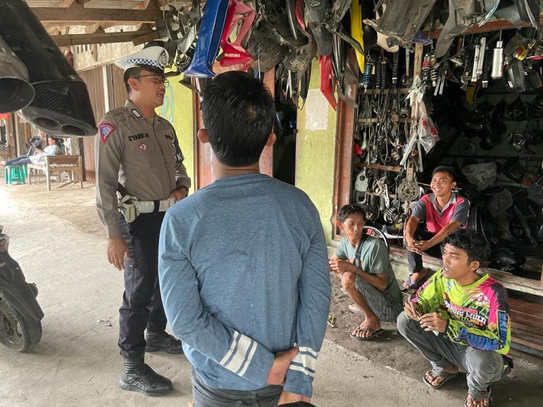 Kegiatan Edukasi Sat Lantas Polres Karawang di Toko Knalpot