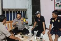 3 Anggota Polsek Banyusari Polres Karawang Ini Aktif Ngawangkong Bersama Warga Jaga Kondusifitas Lingkungan