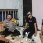 3 Anggota Polsek Banyusari Polres Karawang Ini Aktif Ngawangkong Bersama Warga Jaga Kondusifitas Lingkungan
