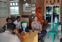 Pantau Kondisi Kamtibmas Kapolsek Lemahabang Polres Karawang Kunjungi Kantor Desa Karyamukti