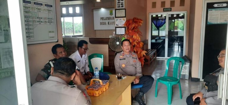 Pantau Kondisi Kamtibmas Kapolsek Lemahabang Polres Karawang Kunjungi Kantor Desa Karyamukti