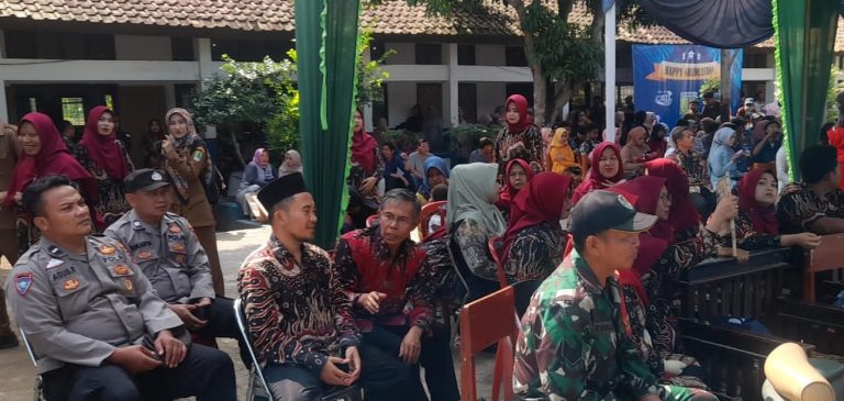 Kapolsek Pangkalan Polres Karawang Bersama Muspika Hadiri Acara Perpisahan Siswa SMPN 1 Pangkalan