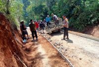 Polsek Cikelet Polres Garut Monitoring Cor Pembangunan Ruas Jalan Junti - Kawung Luwuk Desa Linggamanik 
