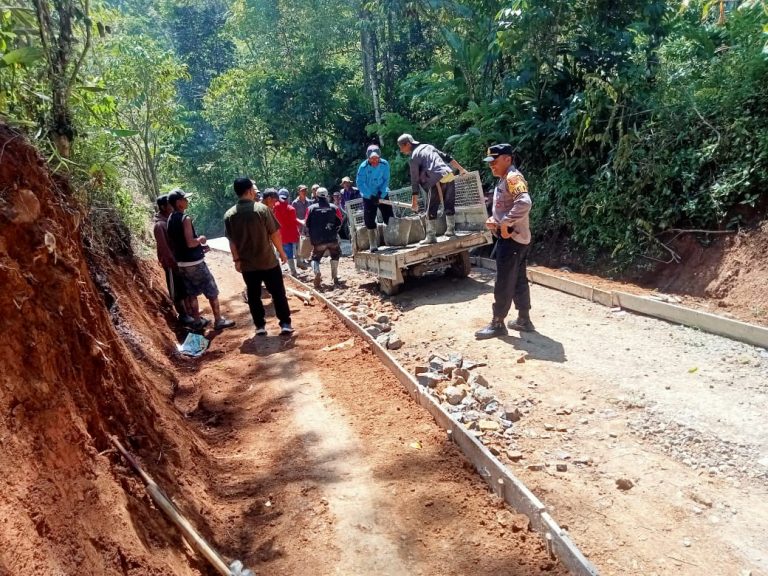 Polsek Cikelet Polres Garut Monitoring Cor Pembangunan Ruas Jalan Junti - Kawung Luwuk Desa Linggamanik 